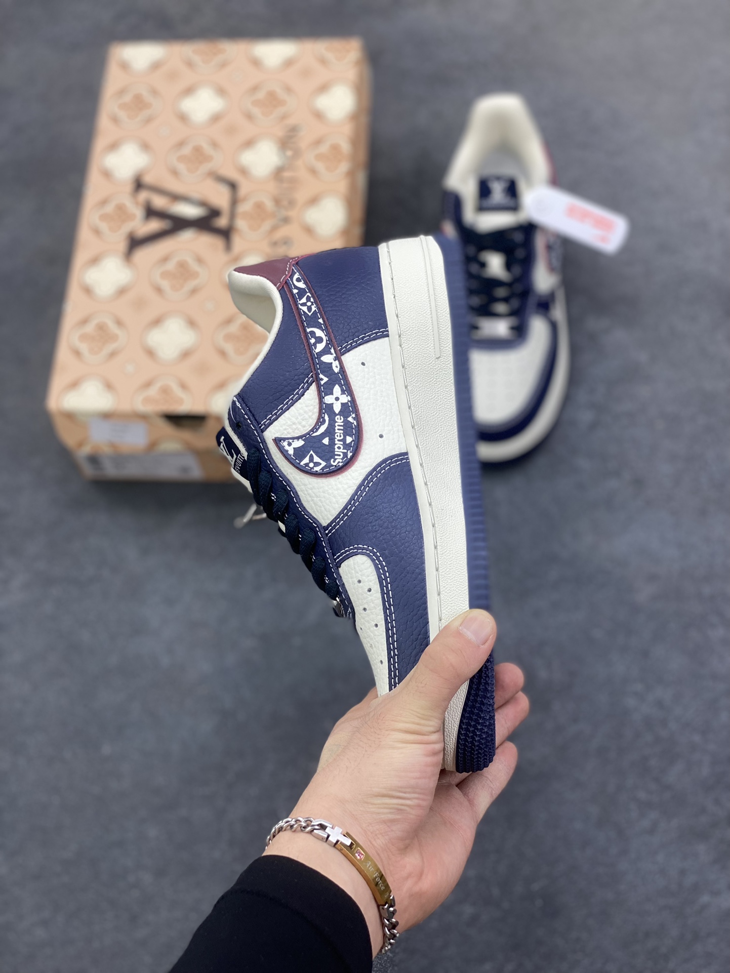 图片[3]-NIke Air Force 1 \’07 Low LV SUP三方联名–白蓝酒红 空军一号低帮 运动鞋 休闲鞋 折边针车 工艺难度大 原楦头原纸板 高级牛仔 高端定制鞋盒 原厂鞋底 超高清洁度 细节完美 货号：YF9511-801 尺码：36 36.5 37.5 38 38.5 39 40 40.5 41 42 42.5 43 44 44.5 45-选品中心