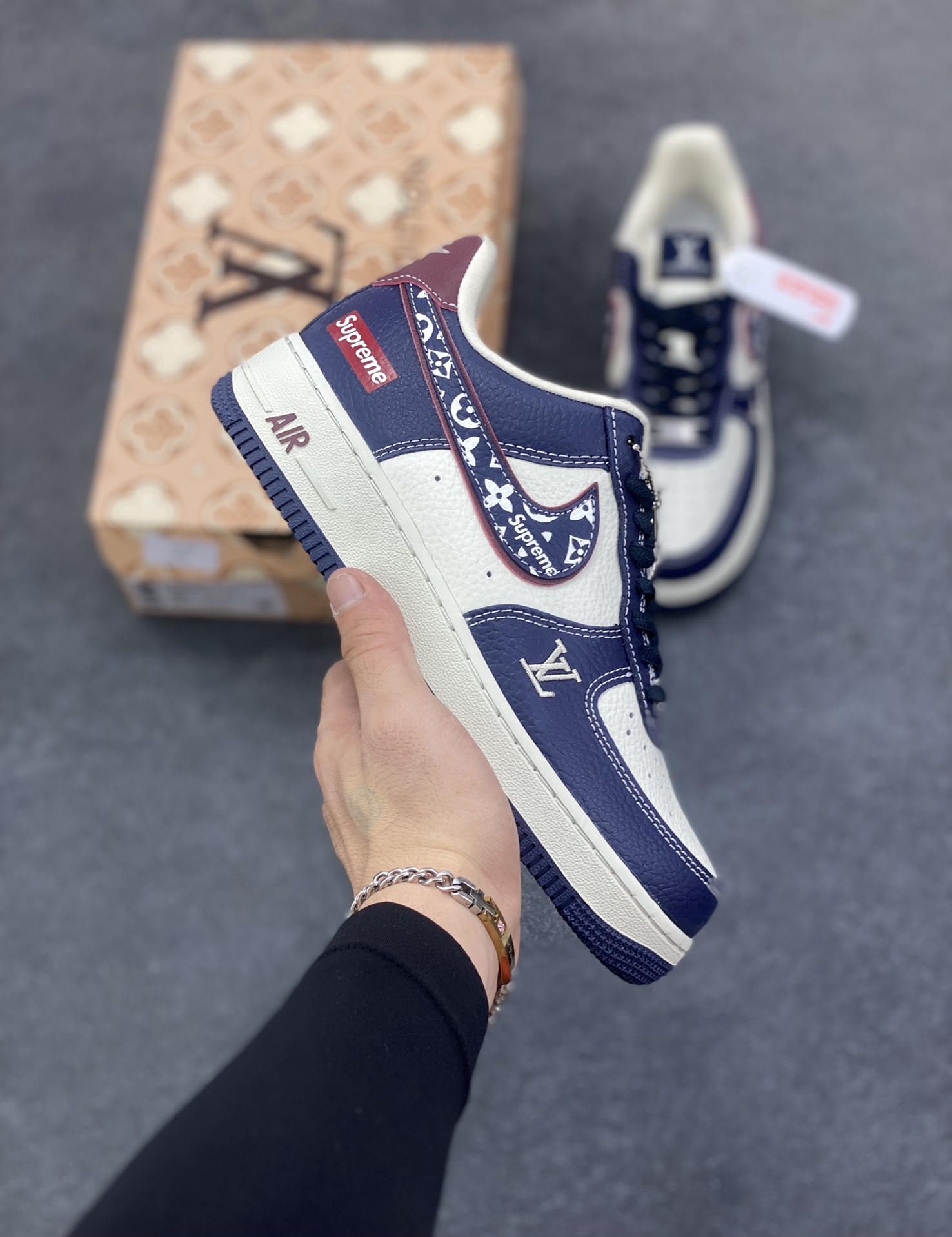 NIke Air Force 1 \'07 Low LV SUP三方联名--白蓝酒红 空军一号低帮 运动鞋 休闲鞋 折边针车 工艺难度大 原楦头原纸板 高级牛仔 高端定制鞋盒 原厂鞋底 超高清洁度 细节完美 货号：YF9511-801 尺码：36 36.5 37.5 38 38.5 39 40 40.5 41 42 42.5 43 44 44.5 45-选品中心