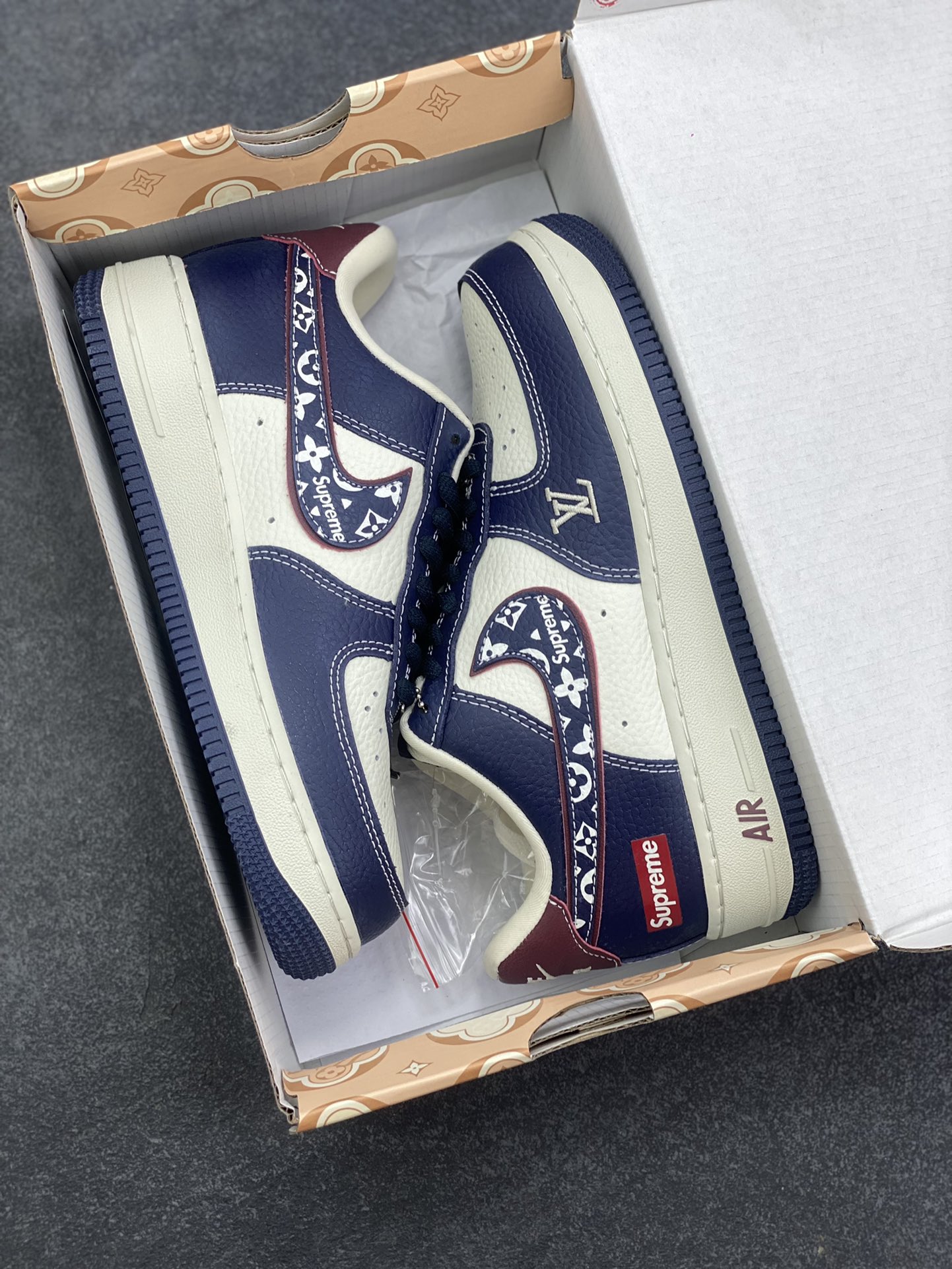 图片[9]-NIke Air Force 1 \’07 Low LV SUP三方联名–白蓝酒红 空军一号低帮 运动鞋 休闲鞋 折边针车 工艺难度大 原楦头原纸板 高级牛仔 高端定制鞋盒 原厂鞋底 超高清洁度 细节完美 货号：YF9511-801 尺码：36 36.5 37.5 38 38.5 39 40 40.5 41 42 42.5 43 44 44.5 45-选品中心