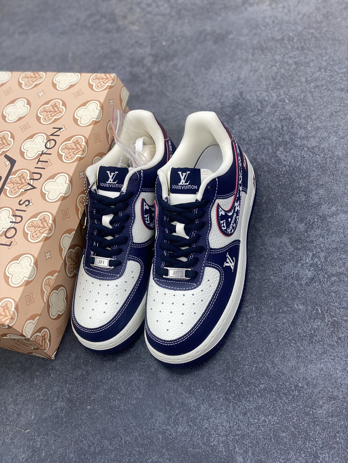 图片[8]-NIke Air Force 1 \’07 Low LV SUP三方联名–白蓝酒红 空军一号低帮 运动鞋 休闲鞋 折边针车 工艺难度大 原楦头原纸板 高级牛仔 高端定制鞋盒 原厂鞋底 超高清洁度 细节完美 货号：YF9511-801 尺码：36 36.5 37.5 38 38.5 39 40 40.5 41 42 42.5 43 44 44.5 45-选品中心