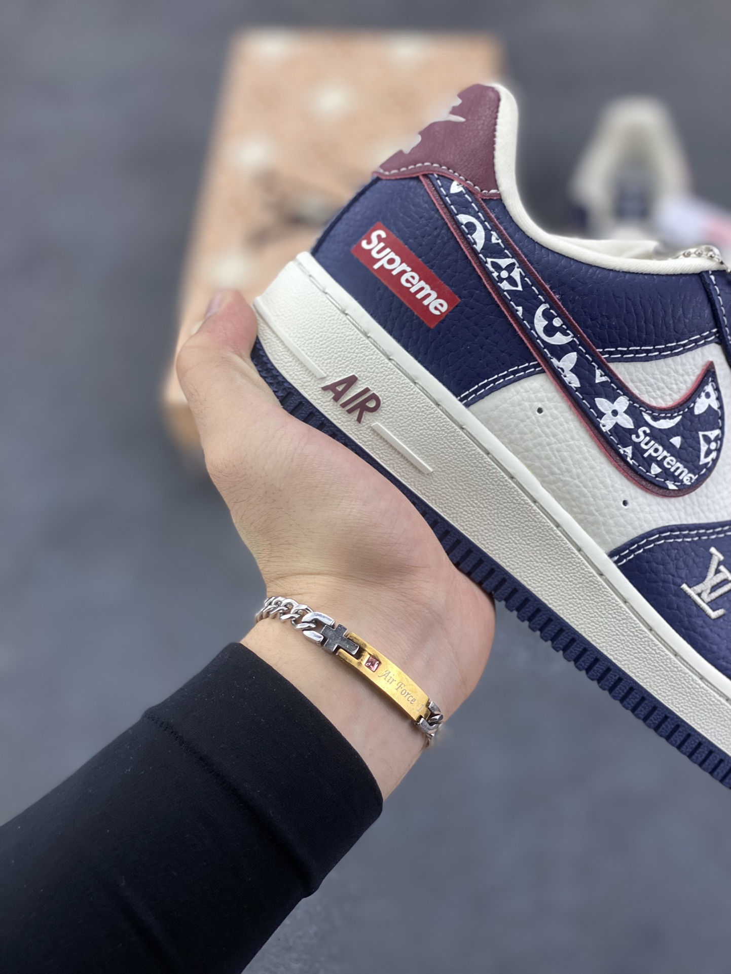 图片[6]-NIke Air Force 1 \’07 Low LV SUP三方联名–白蓝酒红 空军一号低帮 运动鞋 休闲鞋 折边针车 工艺难度大 原楦头原纸板 高级牛仔 高端定制鞋盒 原厂鞋底 超高清洁度 细节完美 货号：YF9511-801 尺码：36 36.5 37.5 38 38.5 39 40 40.5 41 42 42.5 43 44 44.5 45-选品中心