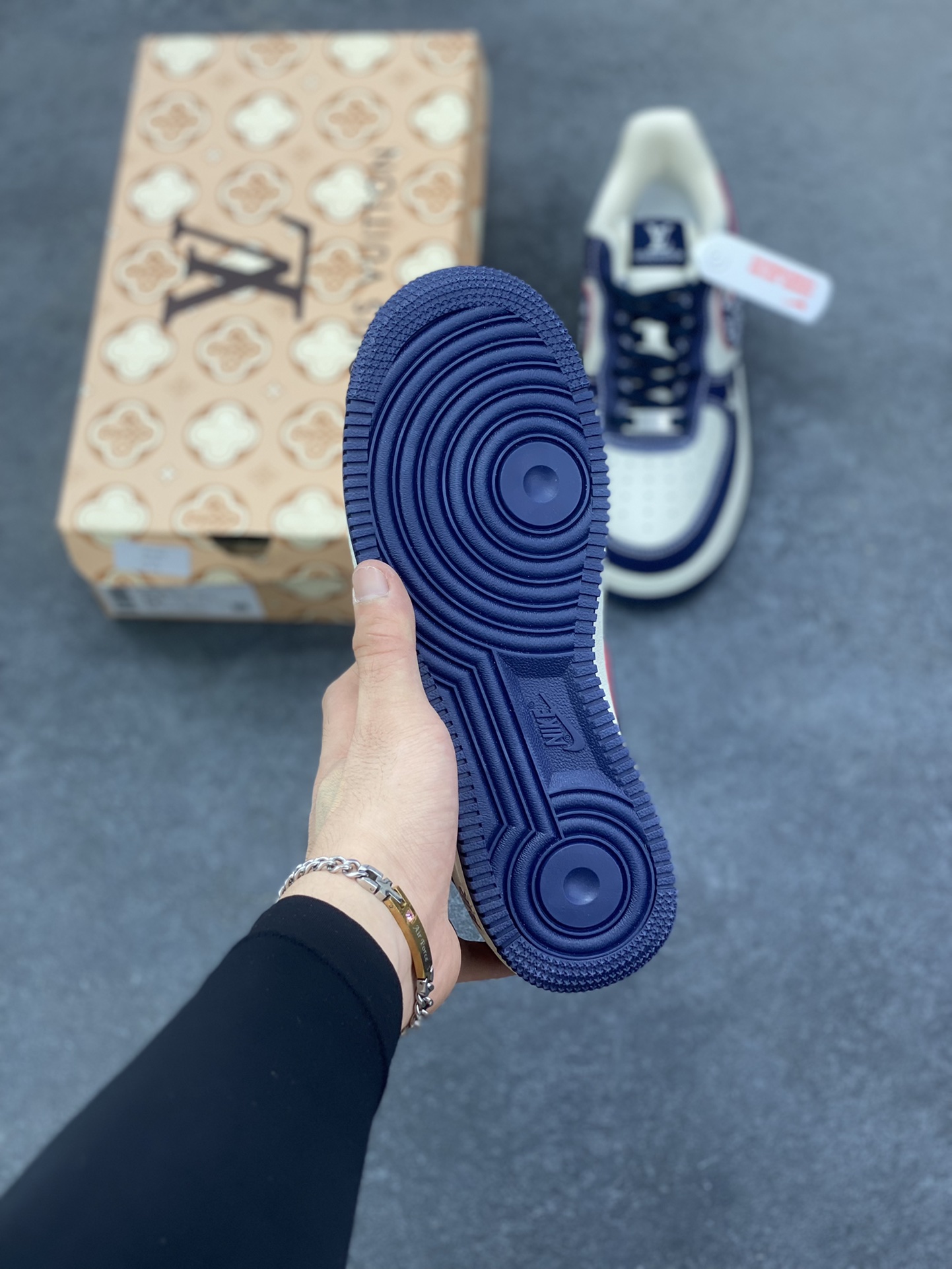 图片[5]-NIke Air Force 1 \’07 Low LV SUP三方联名–白蓝酒红 空军一号低帮 运动鞋 休闲鞋 折边针车 工艺难度大 原楦头原纸板 高级牛仔 高端定制鞋盒 原厂鞋底 超高清洁度 细节完美 货号：YF9511-801 尺码：36 36.5 37.5 38 38.5 39 40 40.5 41 42 42.5 43 44 44.5 45-选品中心