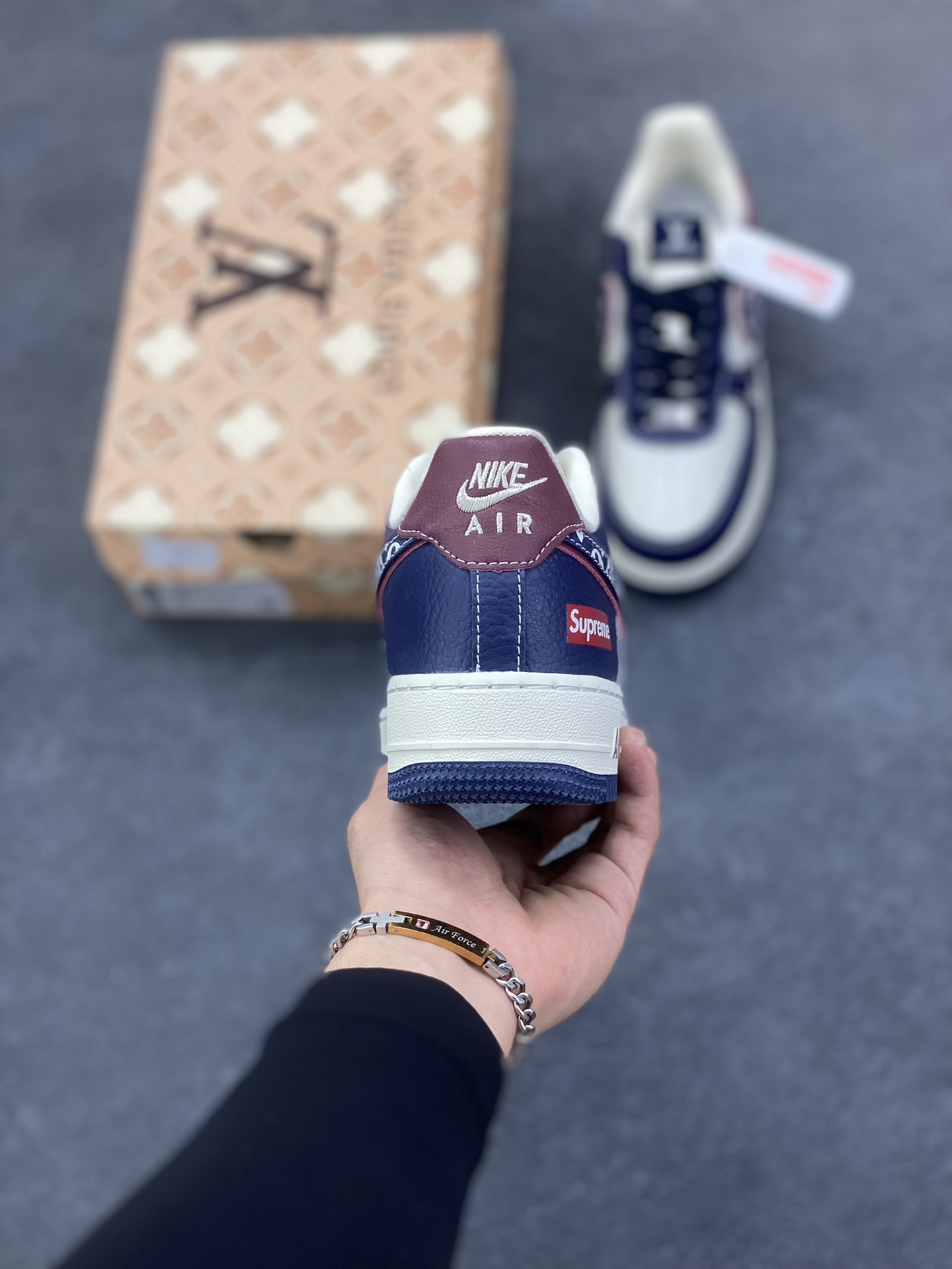 图片[4]-NIke Air Force 1 \’07 Low LV SUP三方联名–白蓝酒红 空军一号低帮 运动鞋 休闲鞋 折边针车 工艺难度大 原楦头原纸板 高级牛仔 高端定制鞋盒 原厂鞋底 超高清洁度 细节完美 货号：YF9511-801 尺码：36 36.5 37.5 38 38.5 39 40 40.5 41 42 42.5 43 44 44.5 45-选品中心