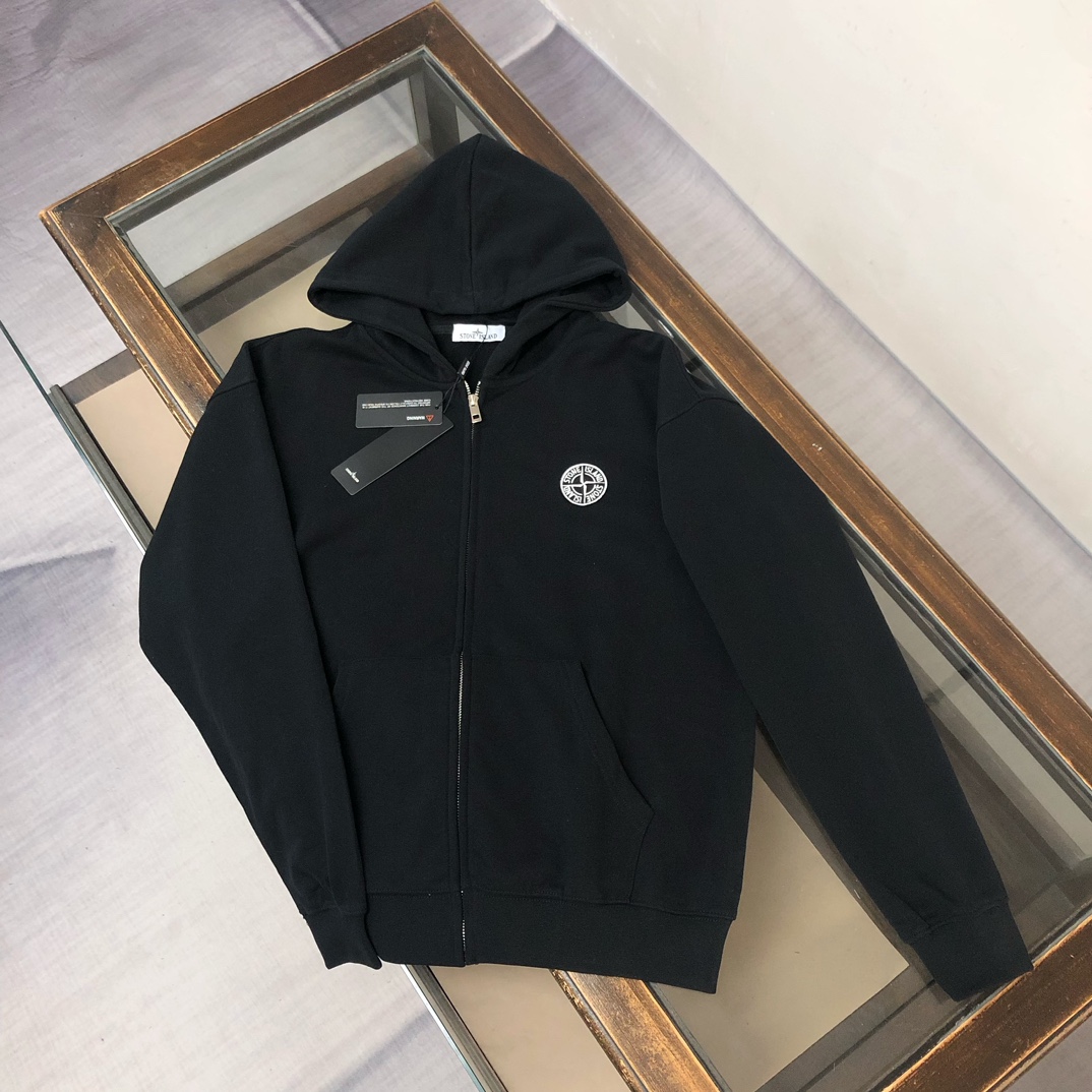 NO:525706,Zipper cardigan sweater STONE ISLAND Stone Island The latest couple's hooded zipper sweater in early autumn, trousers, trousers, trousers, trousers, trousers, trousers, physical shots, top three-dimensional tailoring, customized fabric, comfortable and breathable!  Iconic compass embroidered label logo!  Simple and fashionable!  The touch is delicate and soft, the upper body is comfortable and breathable, the style of a big brand, luxurious and atmospheric, the texture only customized in imported Italy, versatile style, the dress is not picky, the workmanship is meticulous, it is definitely worth the product!  Color black white royal blue gray Number of codes S M L XL XXL [Please report height and weight by order], hoodie, sweatshirts,hats,alexander wang19860909拉链开衫卫衣 STONE ISLAND 石头岛 早秋最新情侣款连帽拉链卫衣 长裤 卫裤束脚裤套装实物拍摄顶级好货立体剪裁 定制面料,舒适透气！标志性罗盘刺绣标签logo！简约时尚！手感细腻柔软, 上身舒适透气 ,大牌风范 奢华大气 进口意大利定制才有的质感 百搭款式 穿着不挑人 ,做工精细一丝不苟 ,绝对值得的好货！ 颜色黑色 白色 宝蓝 灰色 码数S M L XL XXL【下单请报身高体重】,,hoodie,sweatshirts,hats,alexander wang,Men's clothing