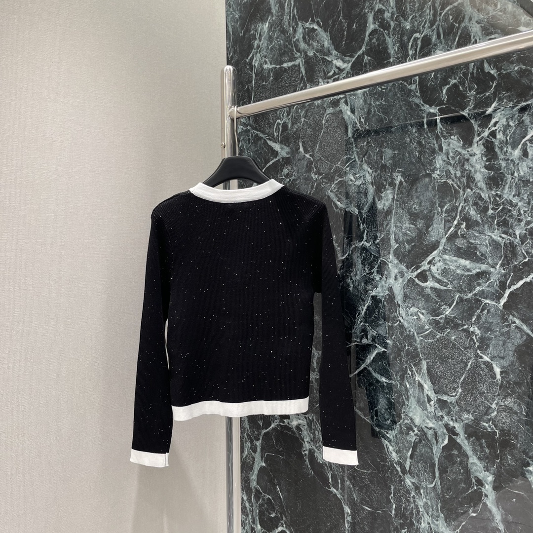 小香 25秋冬新款 V领撞色针织开衫 钉钻双C logo扣子点缀 彰显品牌格调 配合撞色包边与大身颜色形