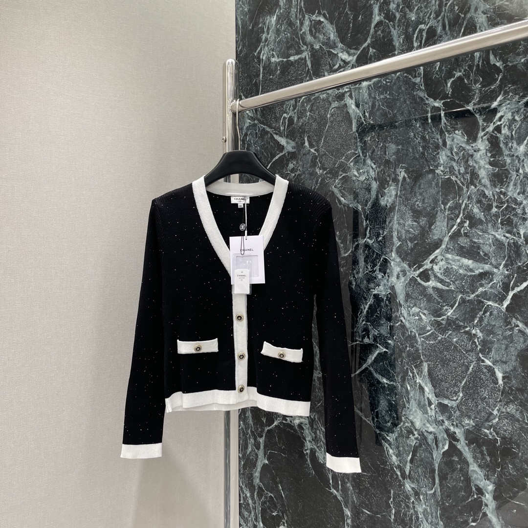 小香 25秋冬新款 V领撞色针织开衫 钉钻双C logo扣子点缀 彰显品牌格调 配合撞色包边与大身颜色形