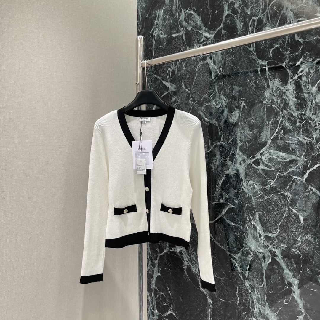 小香 25秋冬新款 V领撞色针织开衫 钉钻双C logo扣子点缀 彰显品牌格调 配合撞色包边与大身颜色形