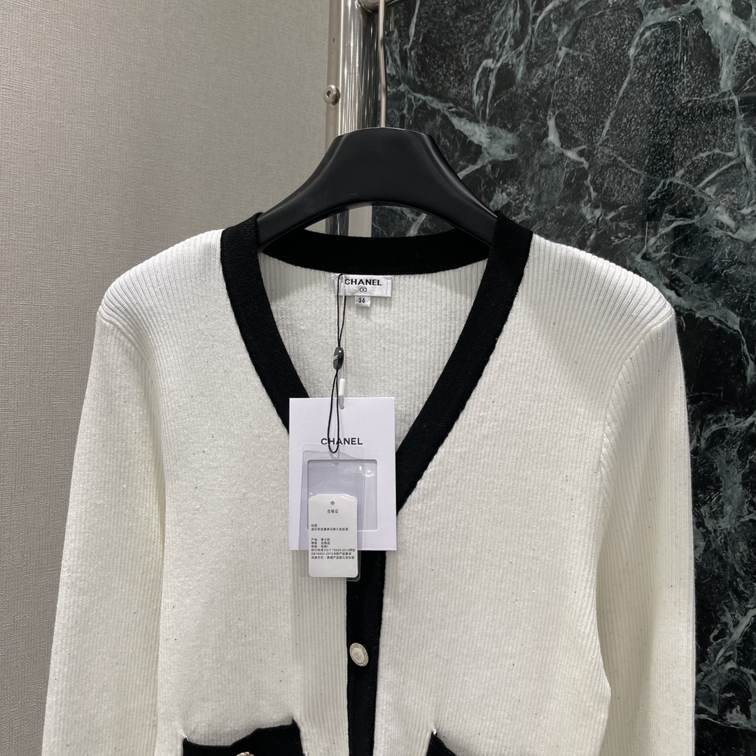 小香 25秋冬新款 V领撞色针织开衫 钉钻双C logo扣子点缀 彰显品牌格调 配合撞色包边与大身颜色形