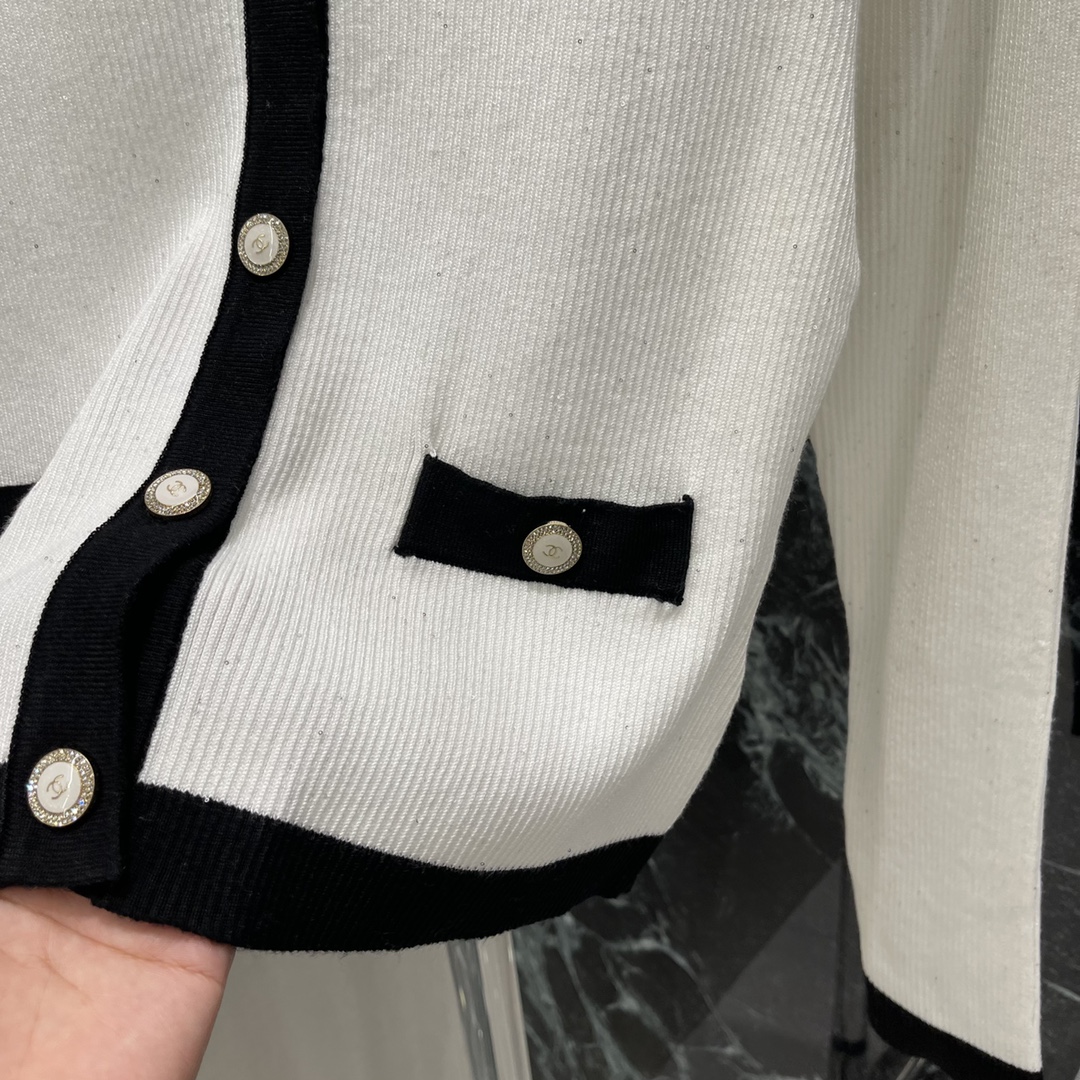 小香 25秋冬新款 V领撞色针织开衫 钉钻双C logo扣子点缀 彰显品牌格调 配合撞色包边与大身颜色形