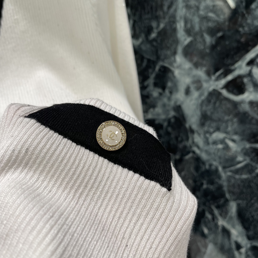 小香 25秋冬新款 V领撞色针织开衫 钉钻双C logo扣子点缀 彰显品牌格调 配合撞色包边与大身颜色形