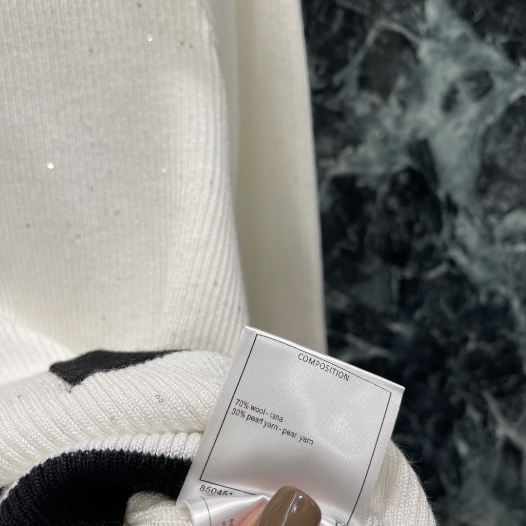 小香 25秋冬新款 V领撞色针织开衫 钉钻双C logo扣子点缀 彰显品牌格调 配合撞色包边与大身颜色形