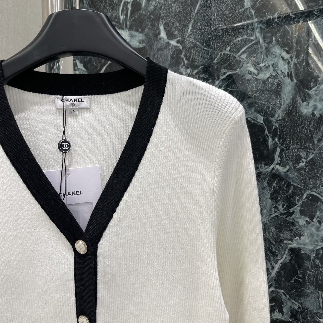 小香 25秋冬新款 V领撞色针织开衫 钉钻双C logo扣子点缀 彰显品牌格调 配合撞色包边与大身颜色形