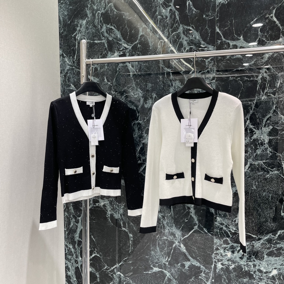 小香 25秋冬新款 V领撞色针织开衫 钉钻双C logo扣子点缀 彰显品牌格调 配合撞色包边与大身颜色形