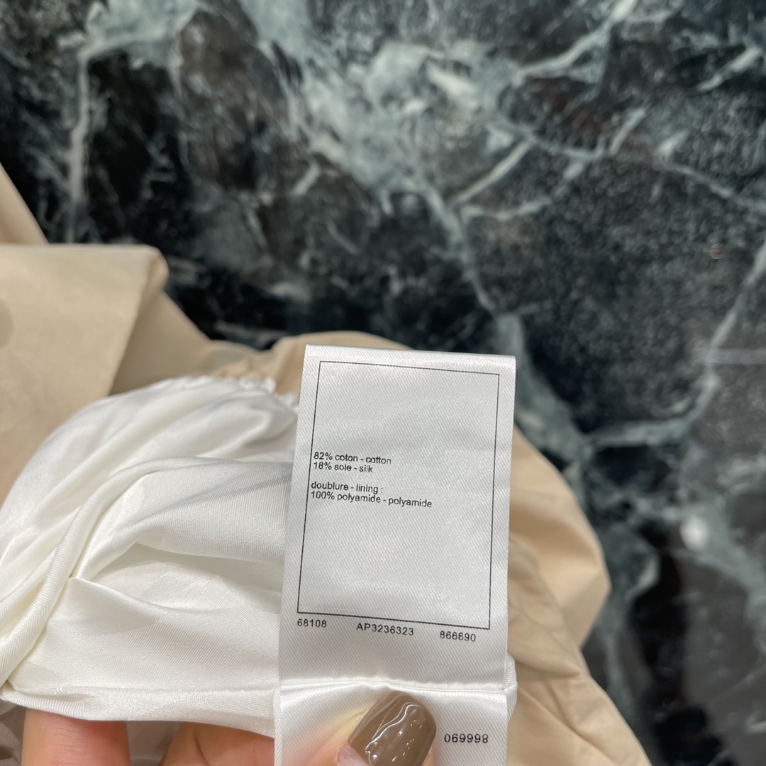 小香 25秋冬新款 短款风衣外套 暗纹提花logo风衣 若隐若现的低调奢华高级感 落肩大A版形百搭不挑人