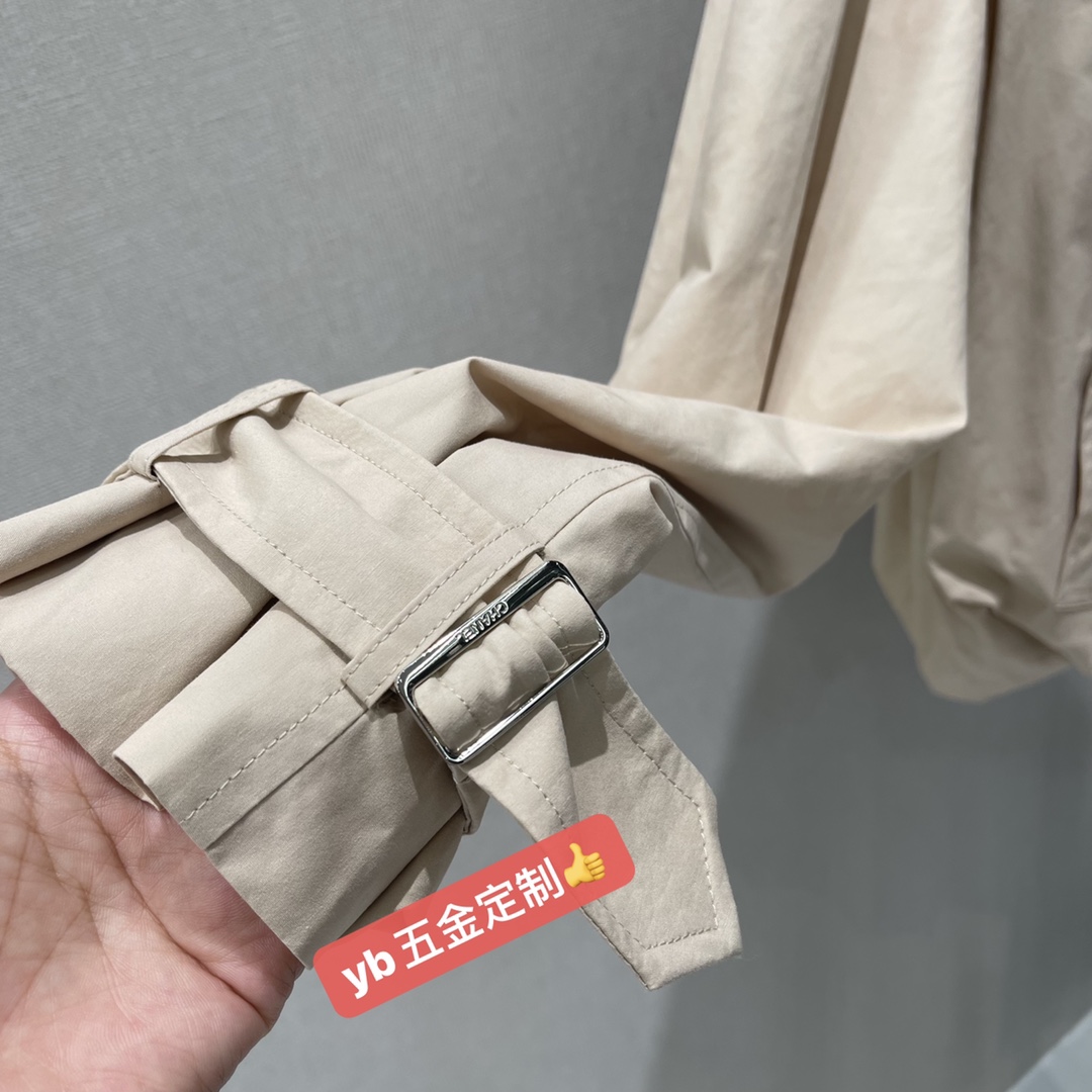 小香 25秋冬新款 短款风衣外套 暗纹提花logo风衣 若隐若现的低调奢华高级感 落肩大A版形百搭不挑人