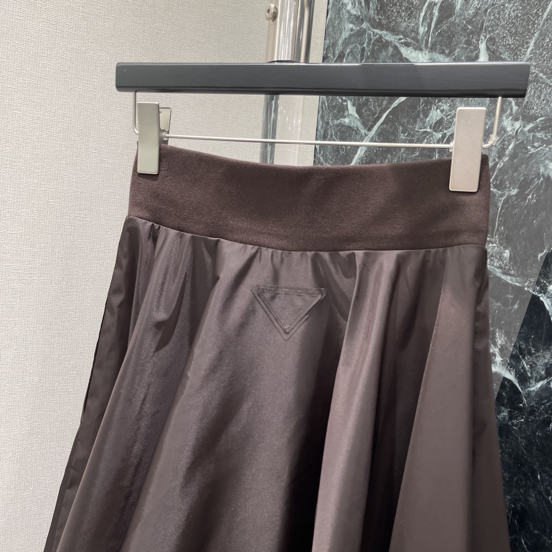 PD 25秋冬新款 工装百褶半身裙 定制YB进口环保再生尼龙材质 质感更为休闲时尚 系列伞状半身长裙 拉