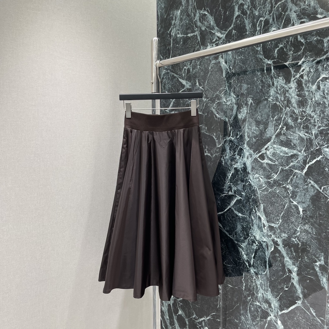 PD 25秋冬新款 工装百褶半身裙 定制YB进口环保再生尼龙材质 质感更为休闲时尚 系列伞状半身长裙 拉