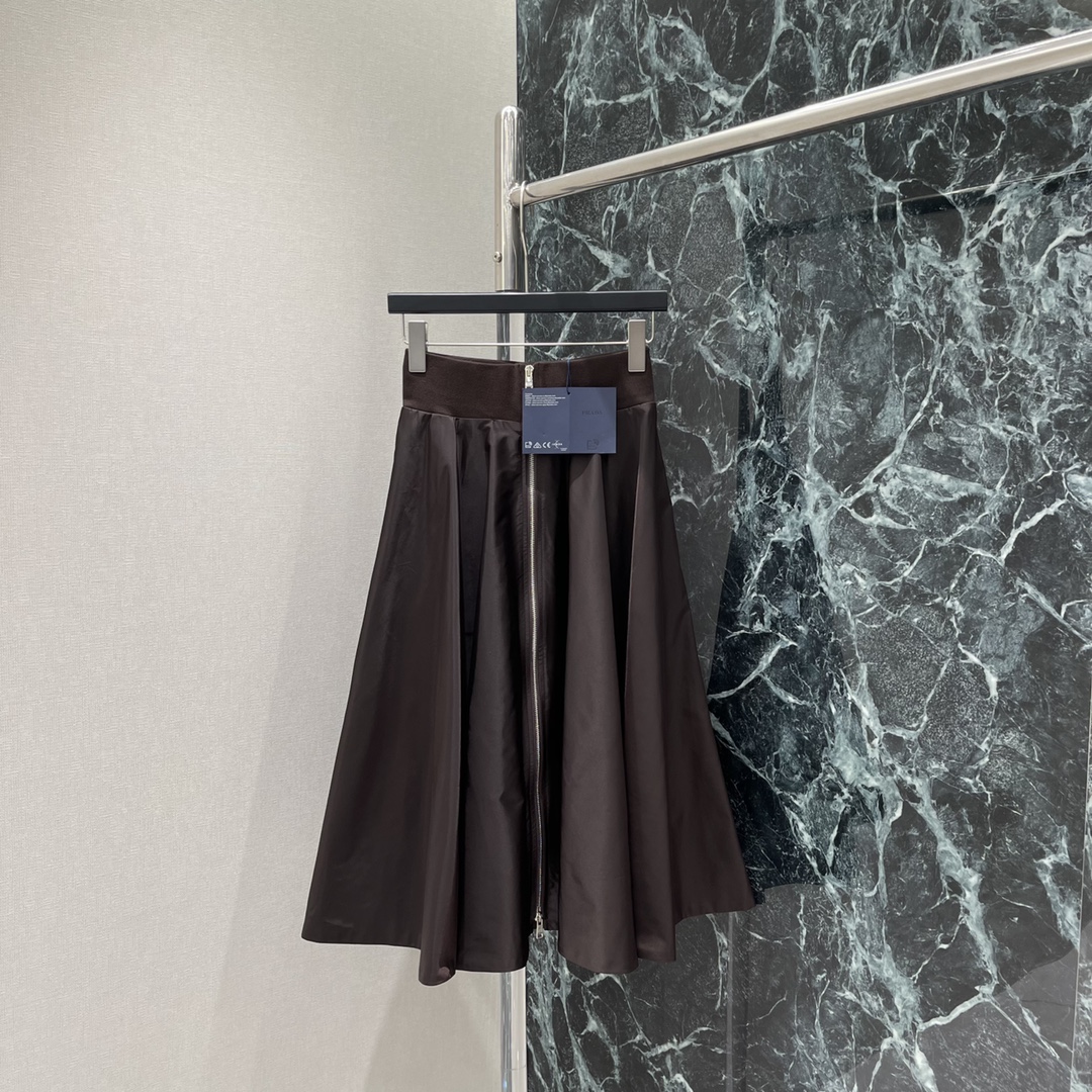 PD 25秋冬新款 工装百褶半身裙 定制YB进口环保再生尼龙材质 质感更为休闲时尚 系列伞状半身长裙 拉