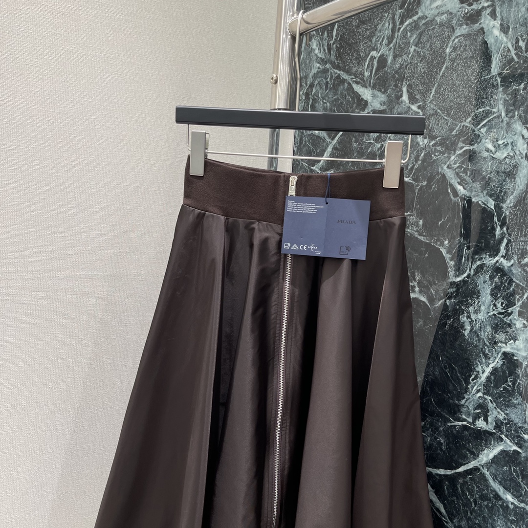 PD 25秋冬新款 工装百褶半身裙 定制YB进口环保再生尼龙材质 质感更为休闲时尚 系列伞状半身长裙 拉