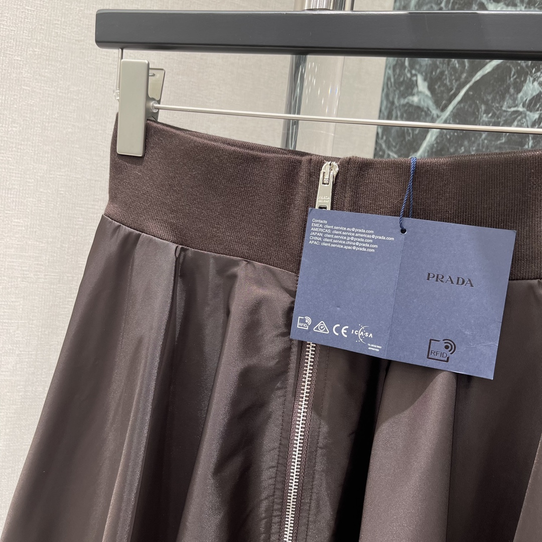 PD 25秋冬新款 工装百褶半身裙 定制YB进口环保再生尼龙材质 质感更为休闲时尚 系列伞状半身长裙 拉