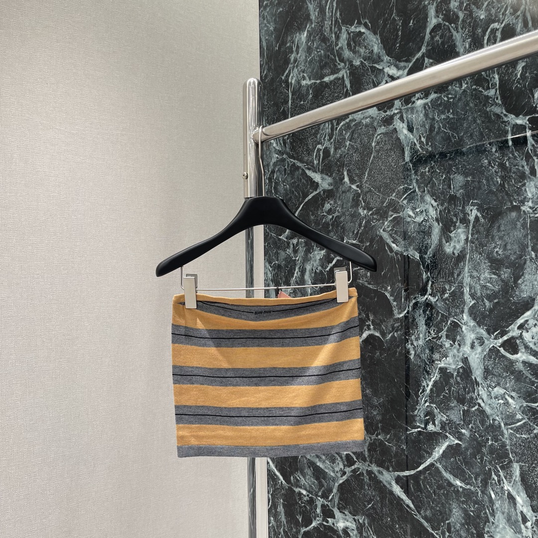 Miu 25秋冬新款 条纹撞色针织抹胸 修身版型穿出时髦气质显瘦包容身材通体黄灰白三色条纹交替居中字母徽