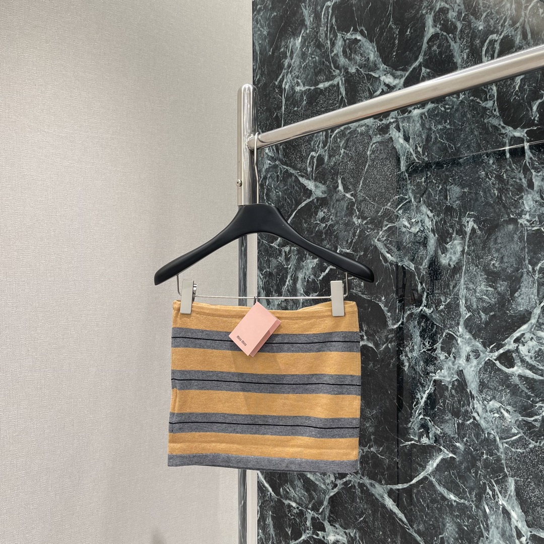 Miu 25秋冬新款 条纹撞色针织抹胸 修身版型穿出时髦气质显瘦包容身材通体黄灰白三色条纹交替居中字母徽