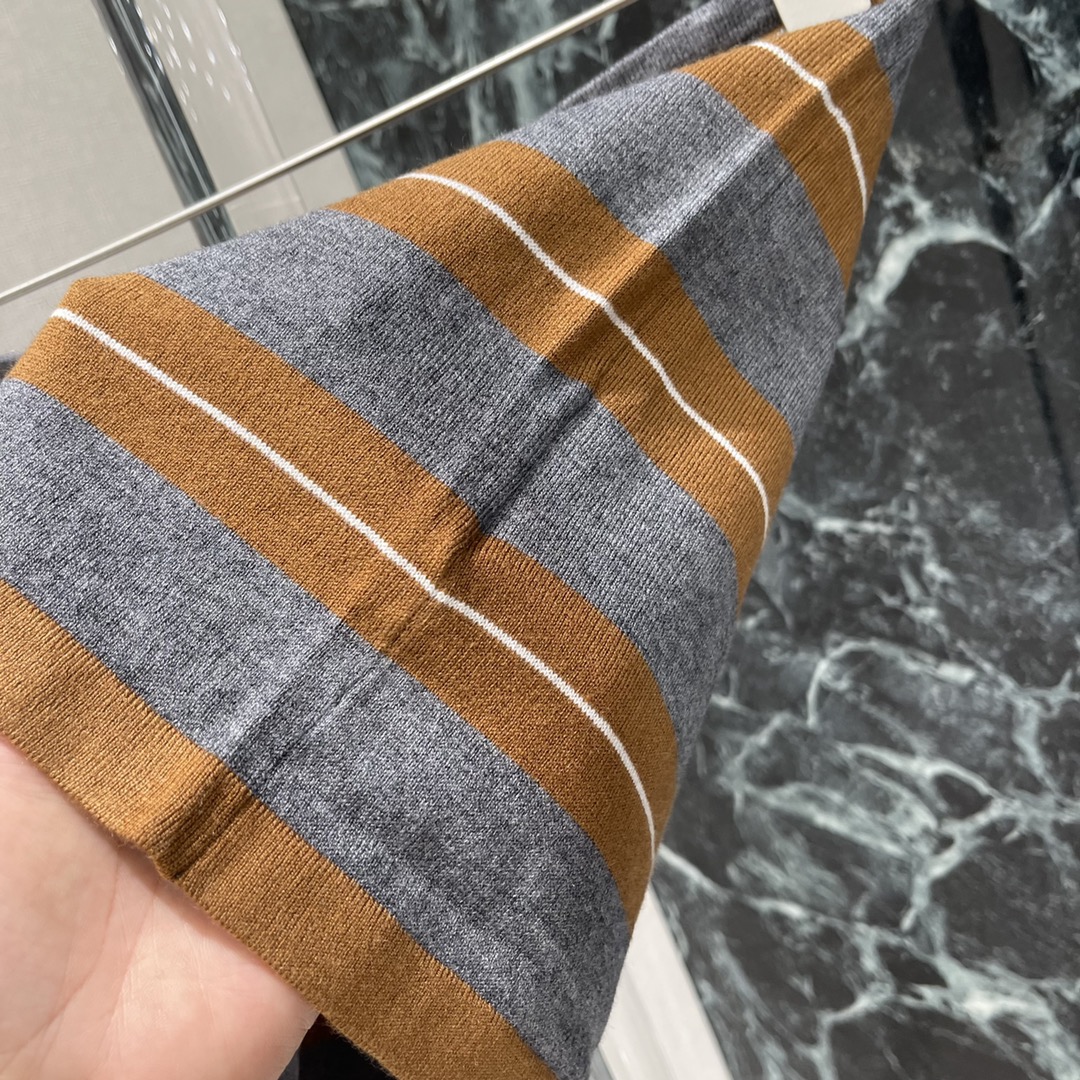 Miu 25秋冬新款 条纹撞色针织抹胸 修身版型穿出时髦气质显瘦包容身材通体黄灰白三色条纹交替居中字母徽