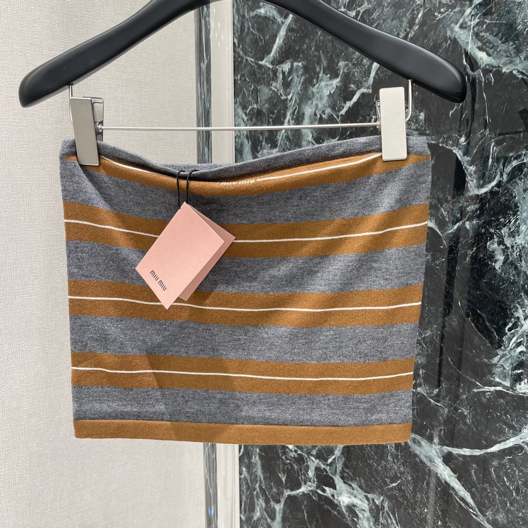 Miu 25秋冬新款 条纹撞色针织抹胸 修身版型穿出时髦气质显瘦包容身材通体黄灰白三色条纹交替居中字母徽