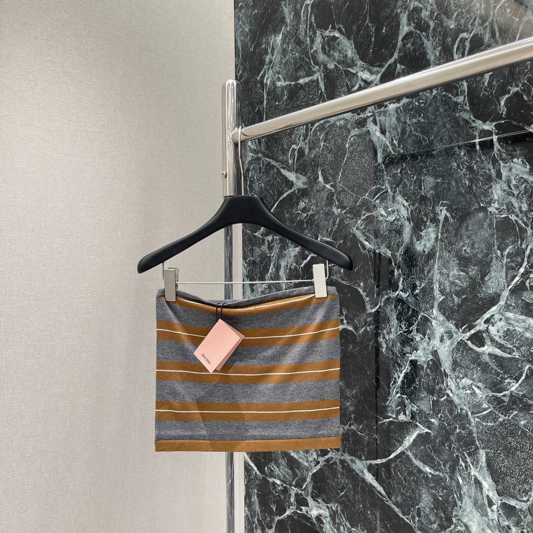 Miu 25秋冬新款 条纹撞色针织抹胸 修身版型穿出时髦气质显瘦包容身材通体黄灰白三色条纹交替居中字母徽