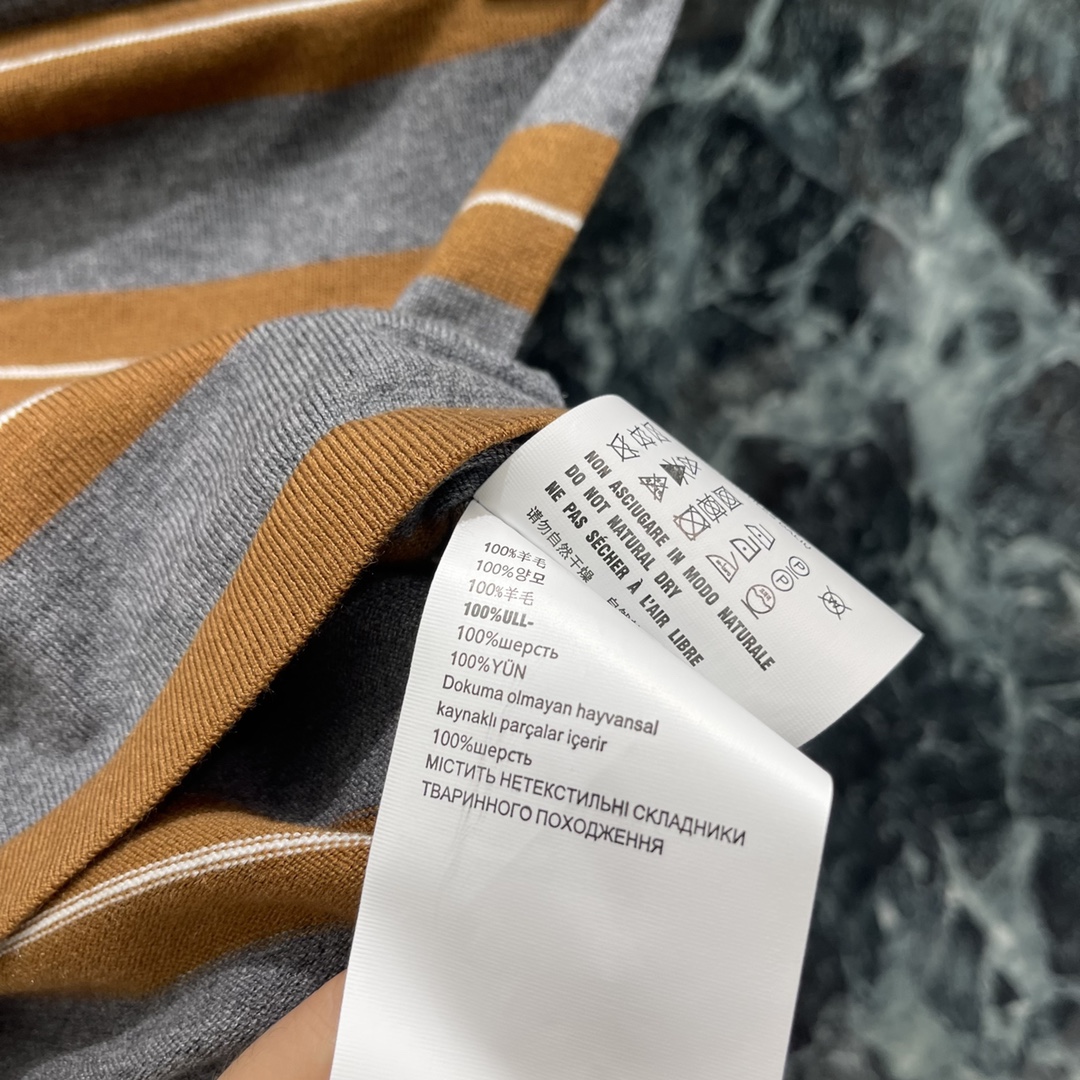 Miu 25秋冬新款 条纹撞色针织抹胸 修身版型穿出时髦气质显瘦包容身材通体黄灰白三色条纹交替居中字母徽