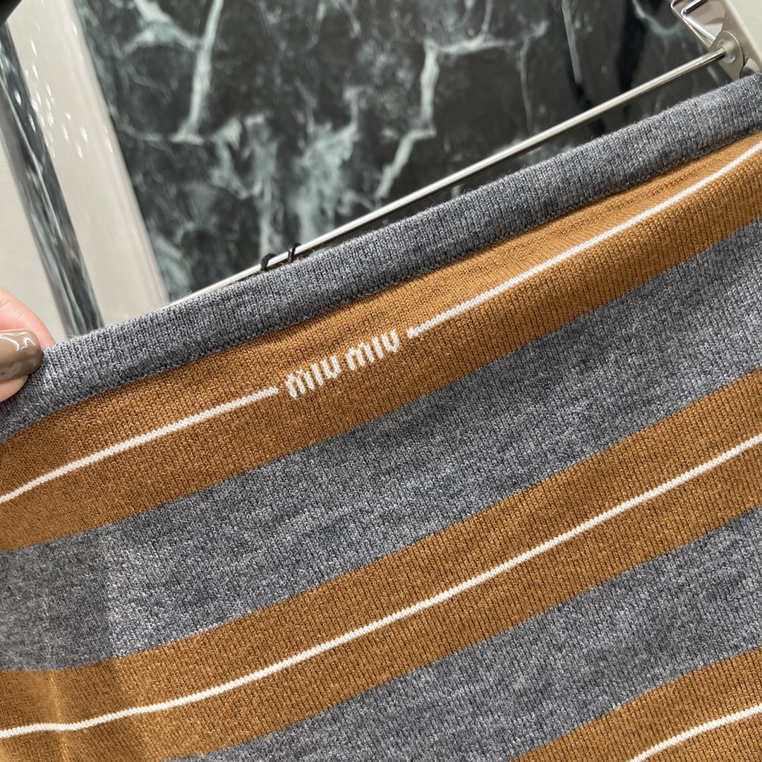 Miu 25秋冬新款 条纹撞色针织抹胸 修身版型穿出时髦气质显瘦包容身材通体黄灰白三色条纹交替居中字母徽