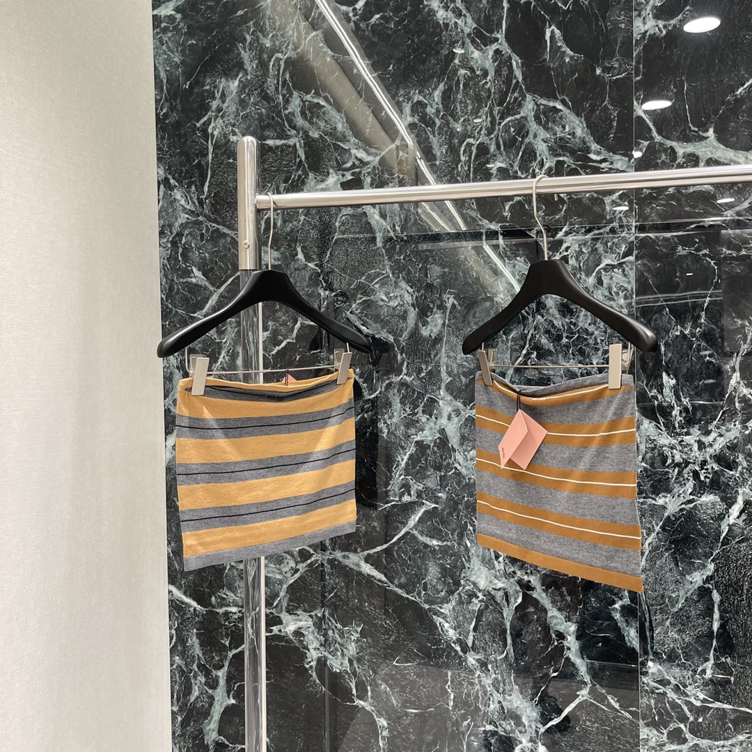 Miu 25秋冬新款 条纹撞色针织抹胸 修身版型穿出时髦气质显瘦包容身材通体黄灰白三色条纹交替居中字母徽