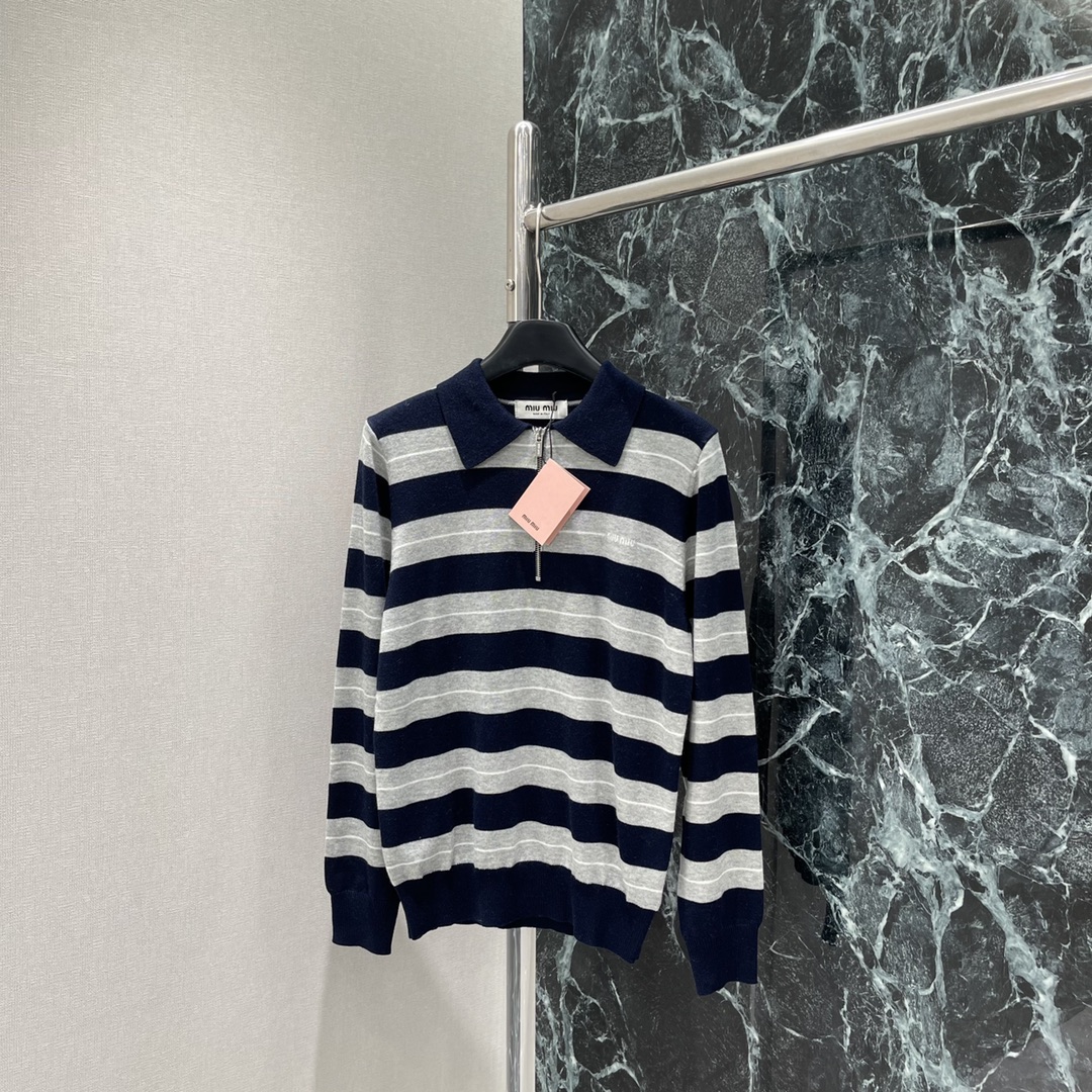 Miu 25秋冬新款 针织半拉链毛衣 减龄必备单品羊毛材质 Polo衫的设计风格搭配英式风的条纹撞色对穿