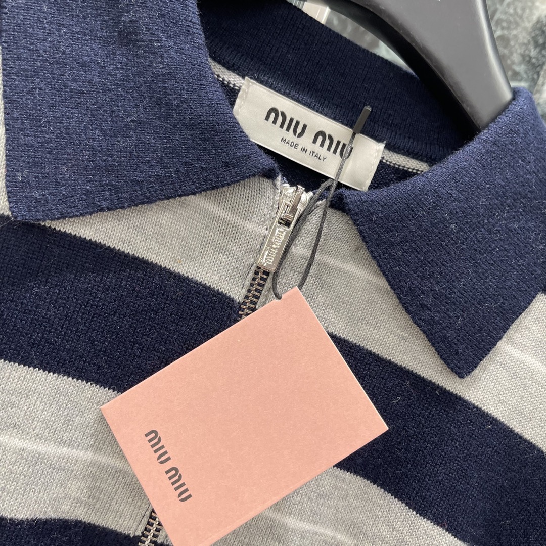 Miu 25秋冬新款 针织半拉链毛衣 减龄必备单品羊毛材质 Polo衫的设计风格搭配英式风的条纹撞色对穿