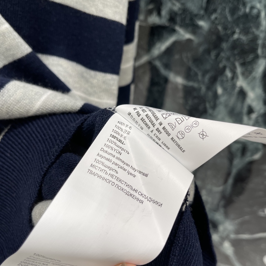 Miu 25秋冬新款 针织半拉链毛衣 减龄必备单品羊毛材质 Polo衫的设计风格搭配英式风的条纹撞色对穿