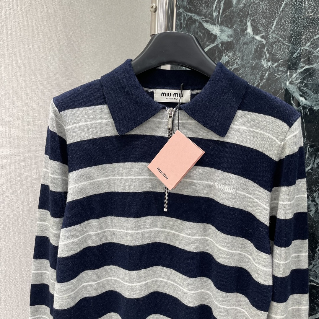 Miu 25秋冬新款 针织半拉链毛衣 减龄必备单品羊毛材质 Polo衫的设计风格搭配英式风的条纹撞色对穿
