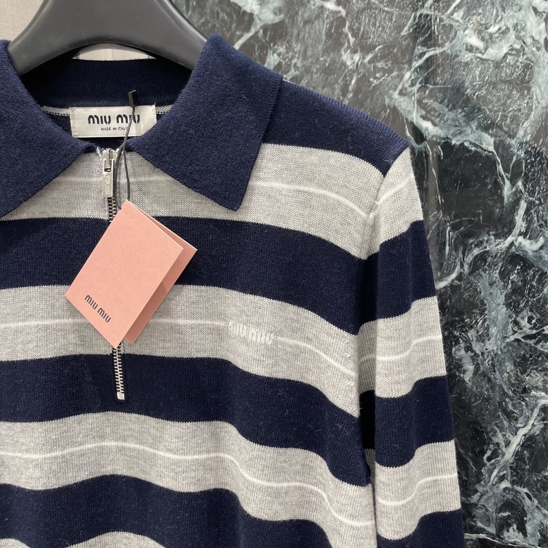Miu 25秋冬新款 针织半拉链毛衣 减龄必备单品羊毛材质 Polo衫的设计风格搭配英式风的条纹撞色对穿