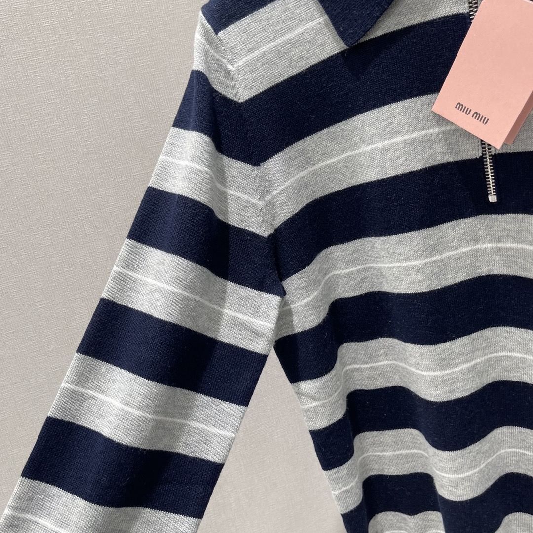 Miu 25秋冬新款 针织半拉链毛衣 减龄必备单品羊毛材质 Polo衫的设计风格搭配英式风的条纹撞色对穿