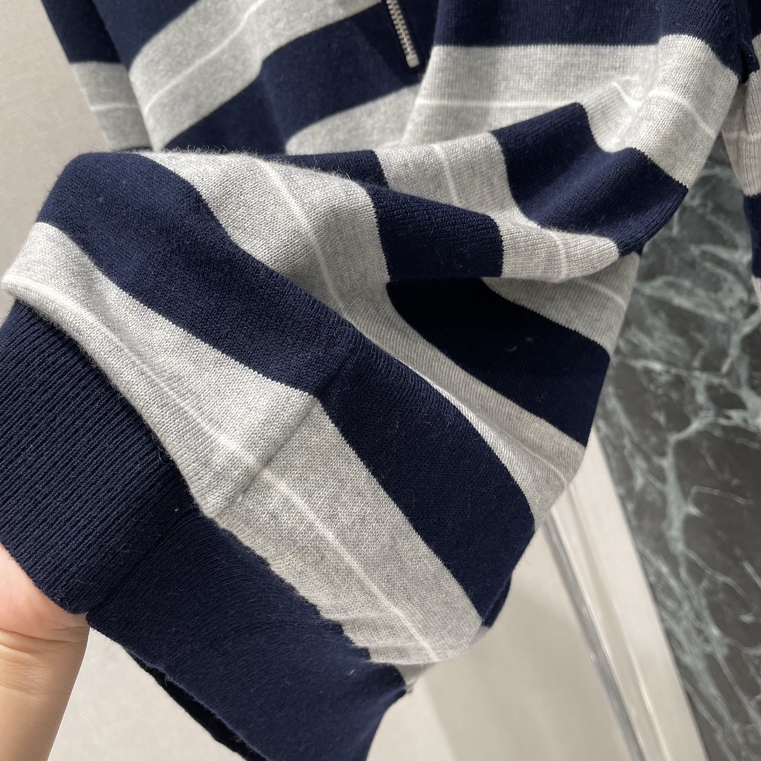 Miu 25秋冬新款 针织半拉链毛衣 减龄必备单品羊毛材质 Polo衫的设计风格搭配英式风的条纹撞色对穿