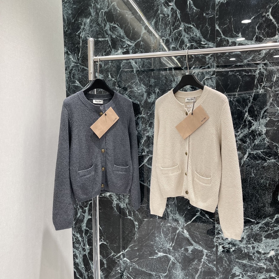 Miu 25秋冬新款 圆领针织开衫 纯色简约设计圆领双口袋金色纽扣点缀面料柔软舒适 针织纹理清晰复古风格