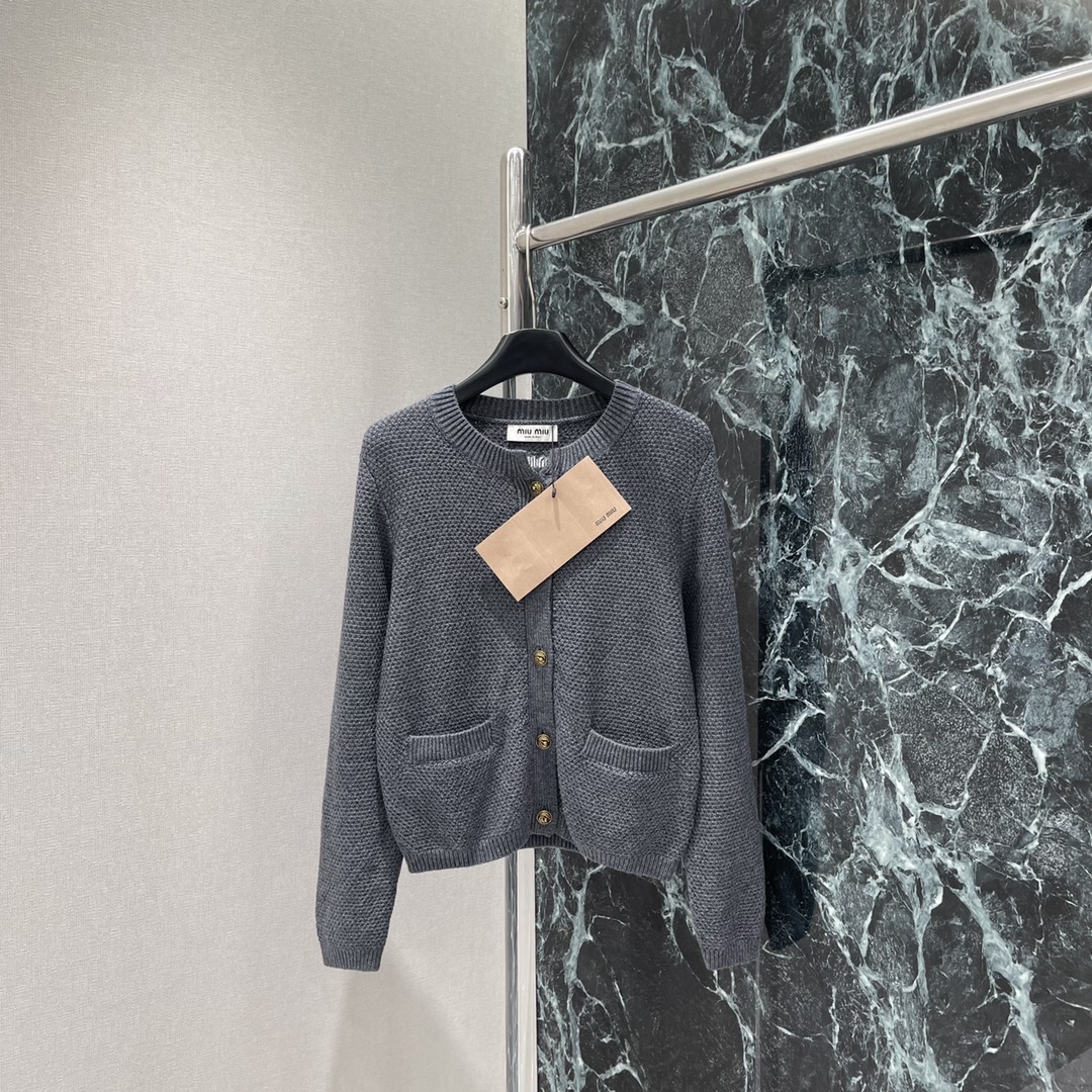 Miu 25秋冬新款 圆领针织开衫 纯色简约设计圆领双口袋金色纽扣点缀面料柔软舒适 针织纹理清晰复古风格