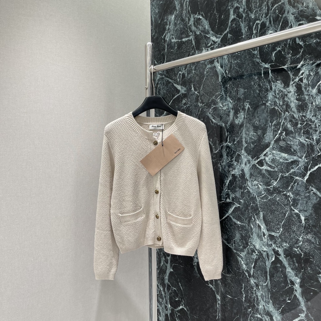 Miu 25秋冬新款 圆领针织开衫 纯色简约设计圆领双口袋金色纽扣点缀面料柔软舒适 针织纹理清晰复古风格