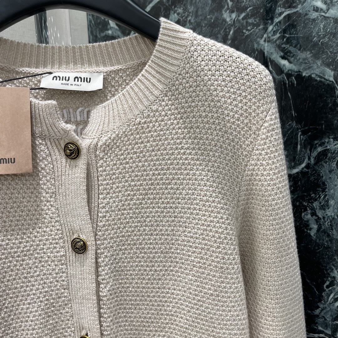 Miu 25秋冬新款 圆领针织开衫 纯色简约设计圆领双口袋金色纽扣点缀面料柔软舒适 针织纹理清晰复古风格