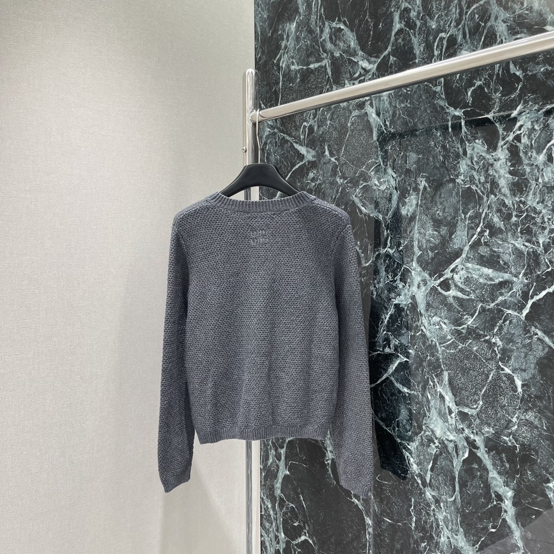 Miu 25秋冬新款 圆领针织开衫 纯色简约设计圆领双口袋金色纽扣点缀面料柔软舒适 针织纹理清晰复古风格