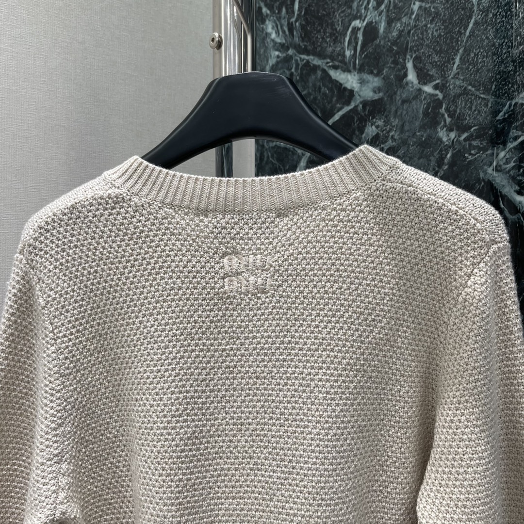 Miu 25秋冬新款 圆领针织开衫 纯色简约设计圆领双口袋金色纽扣点缀面料柔软舒适 针织纹理清晰复古风格