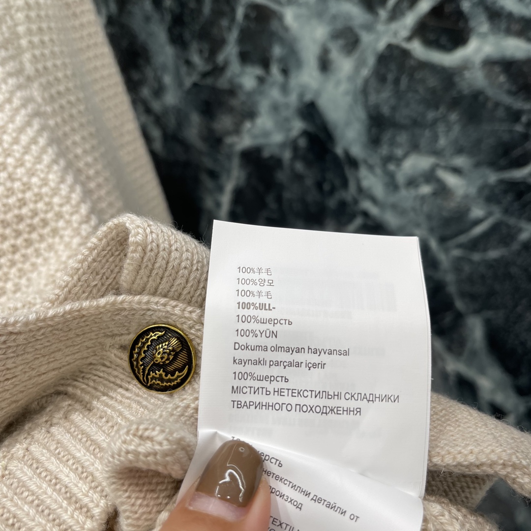 Miu 25秋冬新款 圆领针织开衫 纯色简约设计圆领双口袋金色纽扣点缀面料柔软舒适 针织纹理清晰复古风格