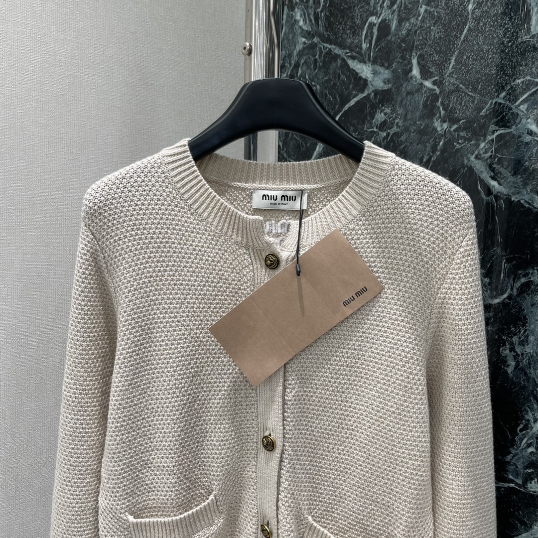 Miu 25秋冬新款 圆领针织开衫 纯色简约设计圆领双口袋金色纽扣点缀面料柔软舒适 针织纹理清晰复古风格