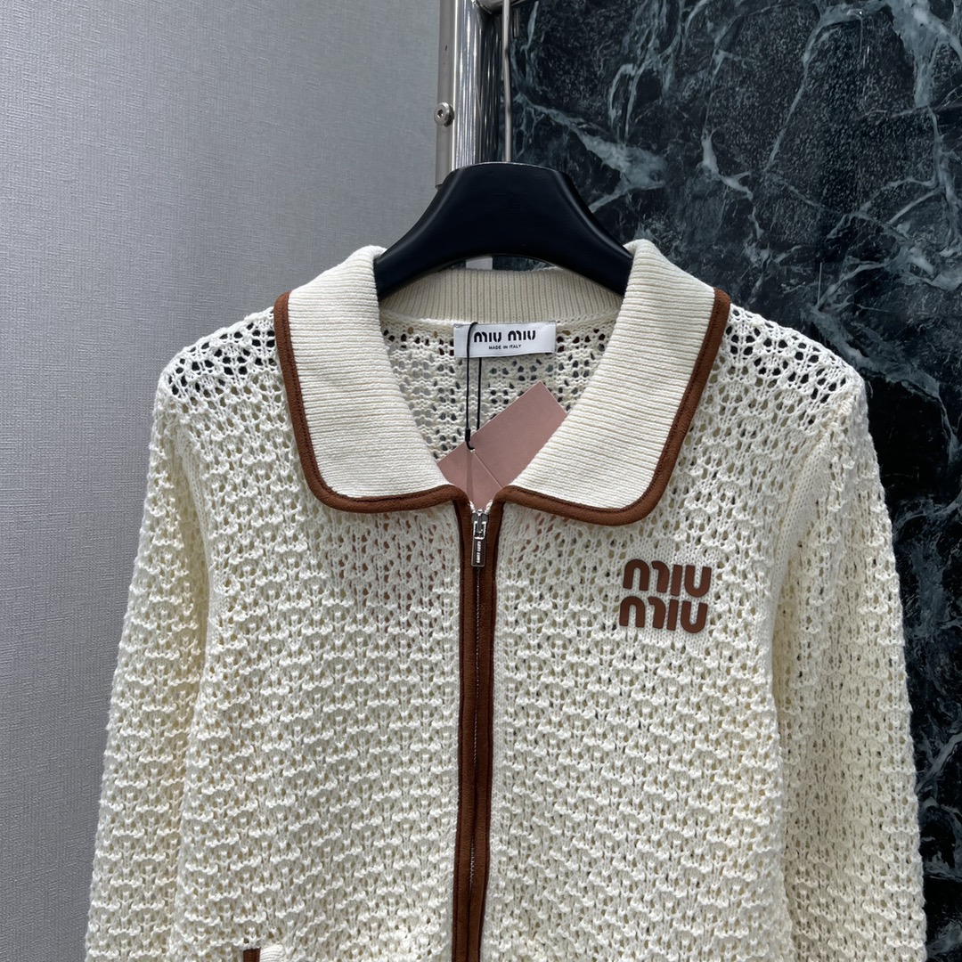 Miu 25秋冬新款 拉链撞色翻领针织开衫 通体镂空纹理➕领边延伸至前襟包边点缀撞色细节松弛不失时尚感丝