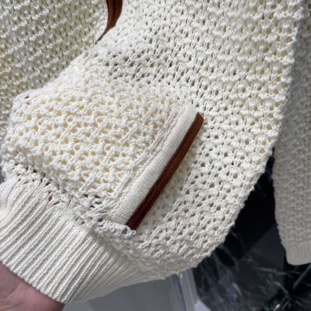 Miu 25秋冬新款 拉链撞色翻领针织开衫 通体镂空纹理➕领边延伸至前襟包边点缀撞色细节松弛不失时尚感丝