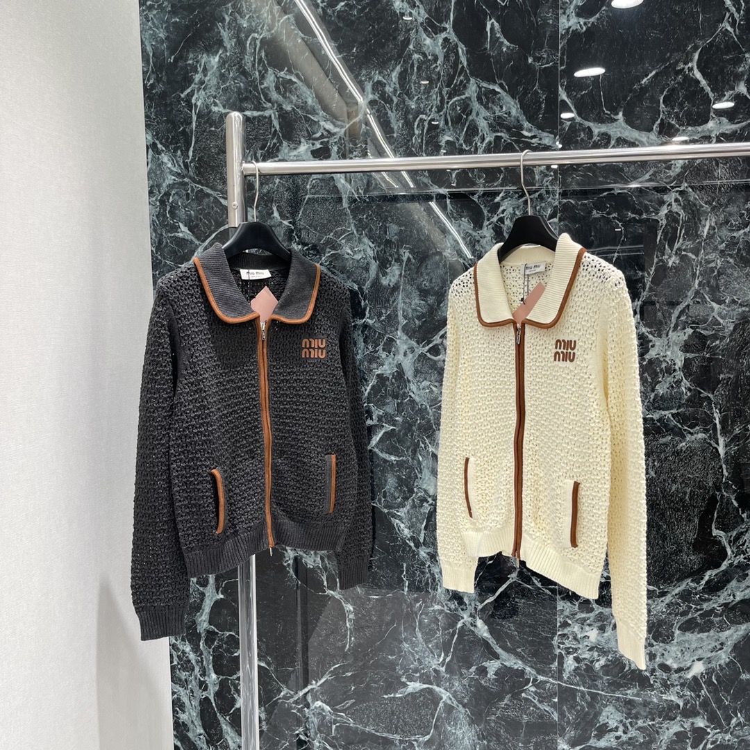 Miu 25秋冬新款 拉链撞色翻领针织开衫 通体镂空纹理➕领边延伸至前襟包边点缀撞色细节松弛不失时尚感丝
